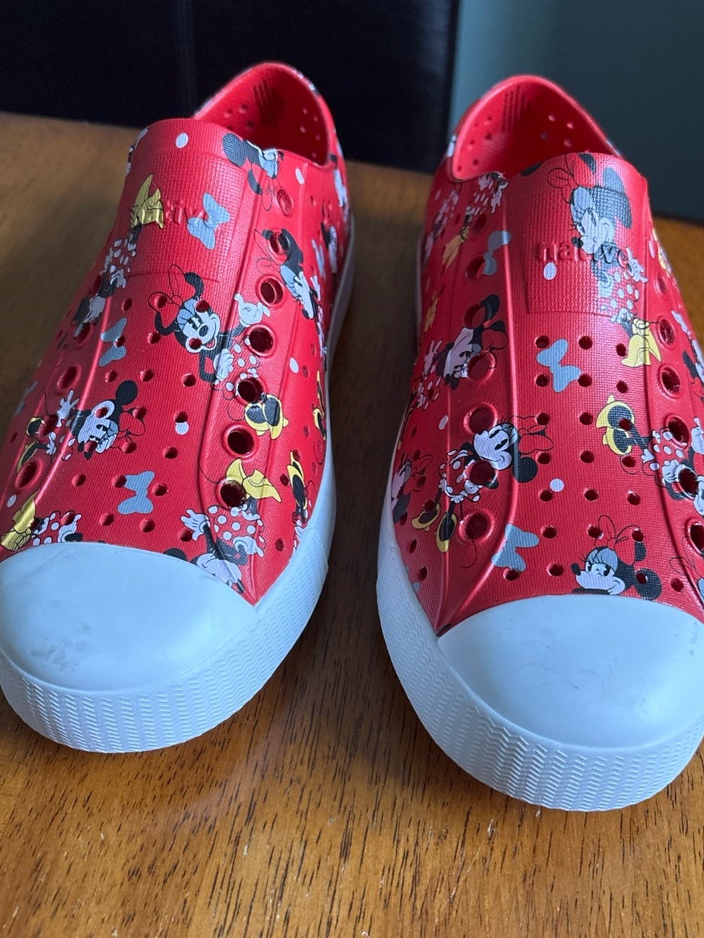 Native Disney Minnie Mouse Slip-Ons in Red with Minnie Mouse Print size M6/W8
